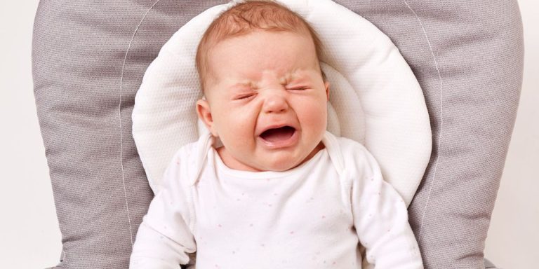 علت بیقراری نوزاد زیر دستگاه فتوتراپی چیست؟